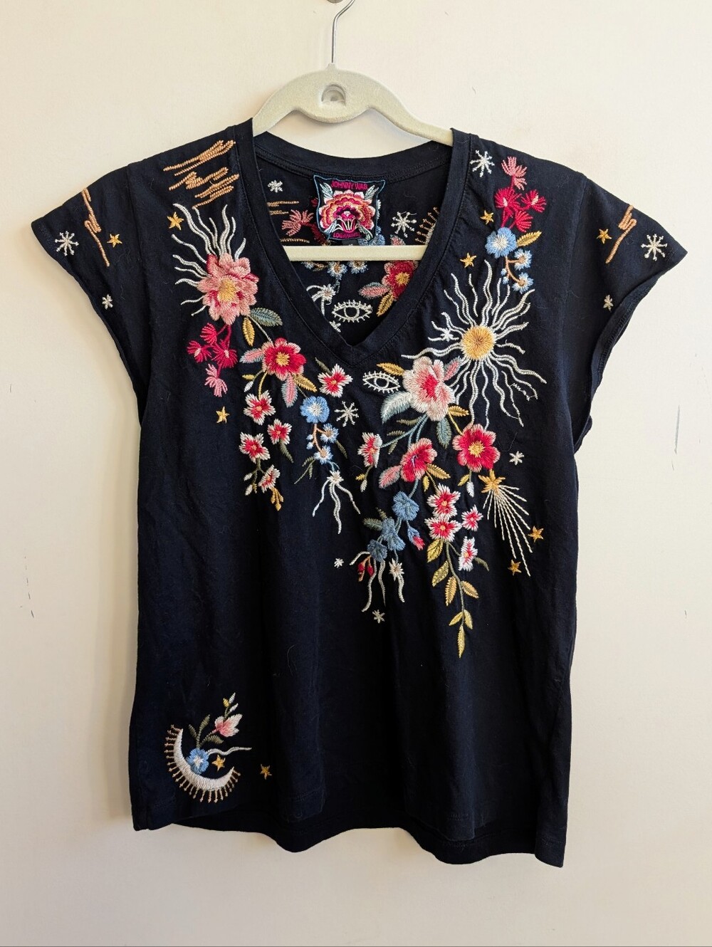 JOHNNY WAS Lissa Embroidered Floral Cotton Knit Jersey V-Neck Flutter Sleeve Top - Picture 6 of 10